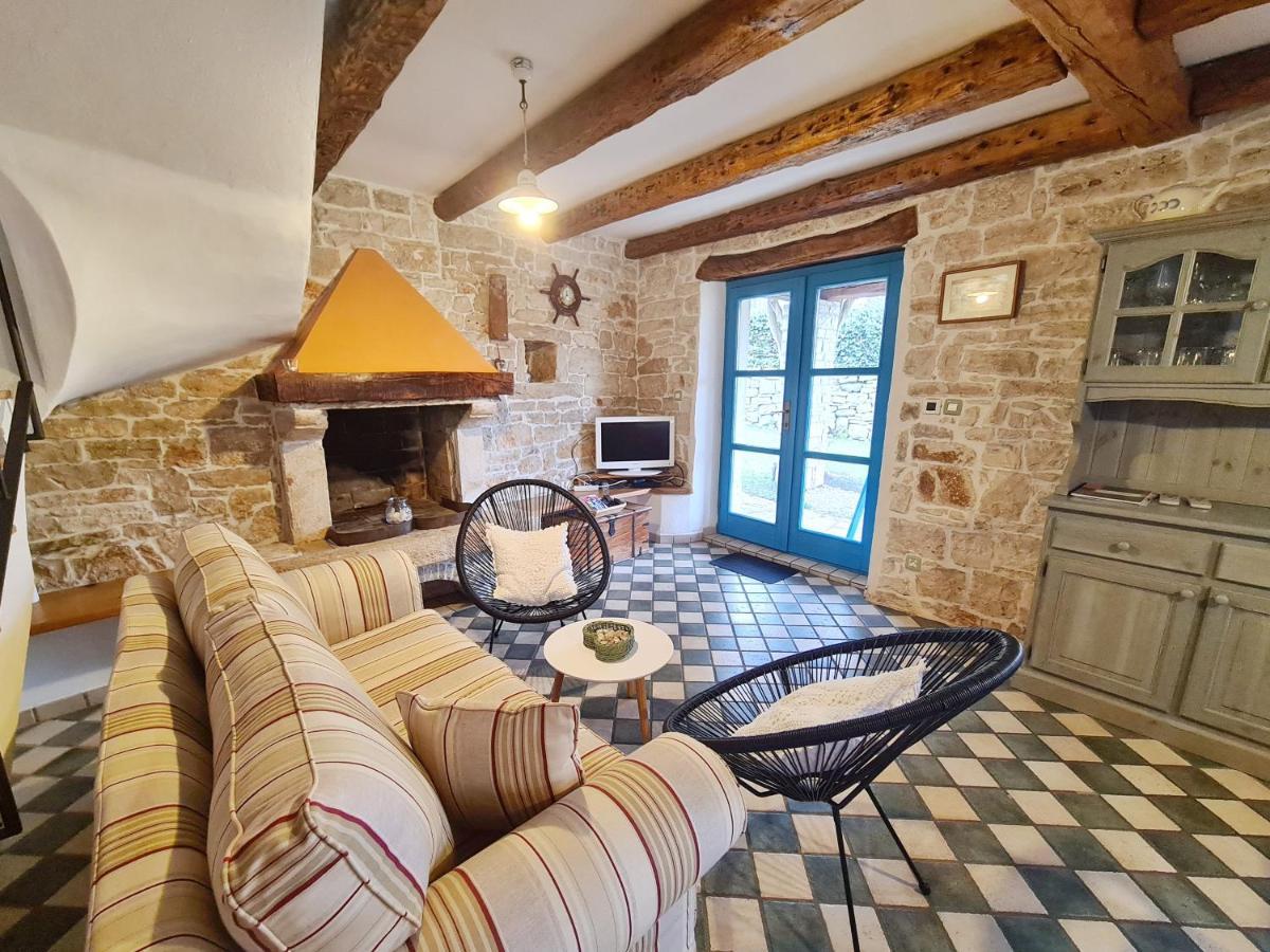 Villa Lucija ロヴィンスコ・セロ エクステリア 写真