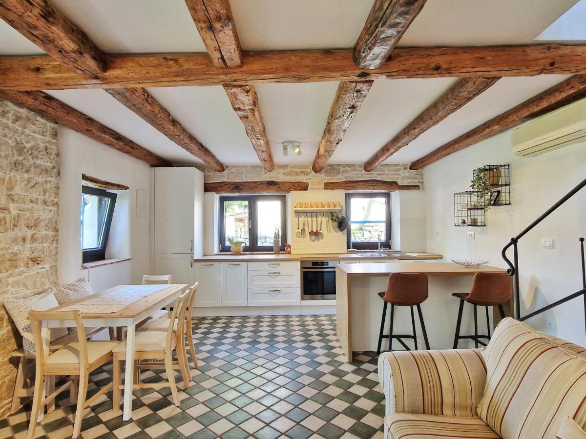 Villa Lucija ロヴィンスコ・セロ エクステリア 写真